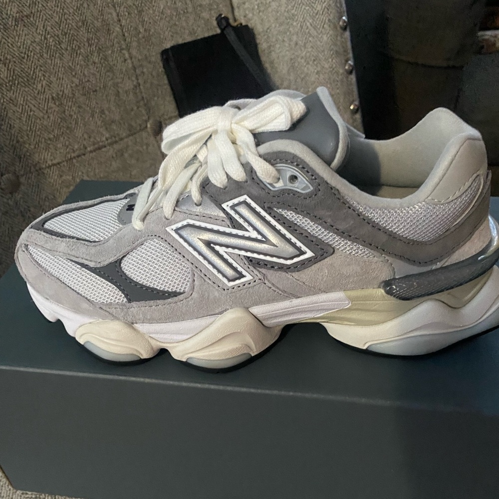 New Balance 9060 BRAND NEW size 6.5/5